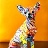 Deko Hund Chihuahua Bunt Skulptur gelber Hintergrund