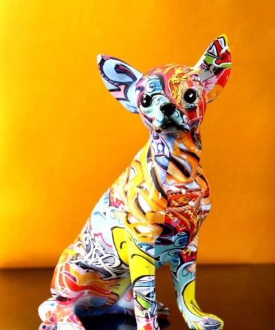 Deko Hund Chihuahua Bunt Skulptur gelber Hintergrund