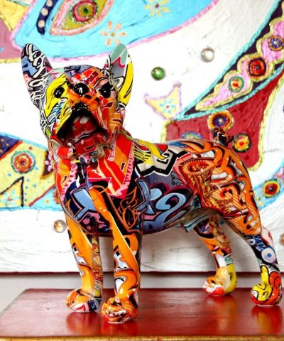 Deko Hunde Graffiti Bunt Skulptur vor silbernem Bild.