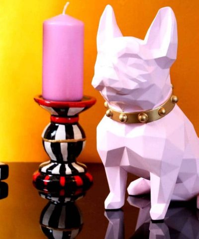 Deko Skulptur Hund Bulldog rosa sitzend Skulptur auf Tisch.