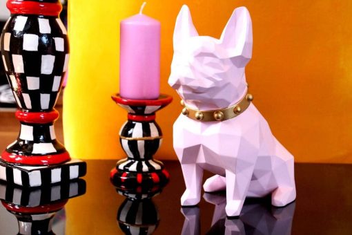 Deko Skulptur Hund Bulldog rosa sitzend Skulptur auf Tisch.