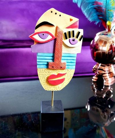 Deko Standfigur Maske Bunt Skulptur lila hintergrund
