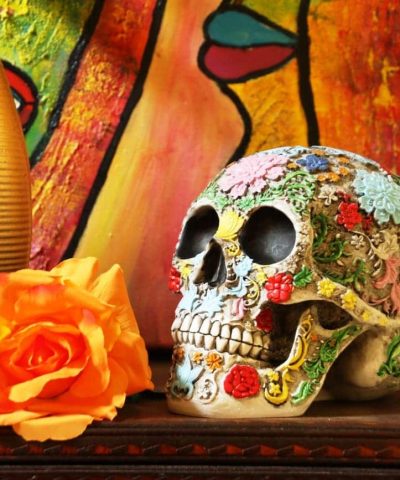 Deko Totenkopf mexikanisch bunt mit Reliefblumen. - Dekoration - Wohnaccessoires - Interior