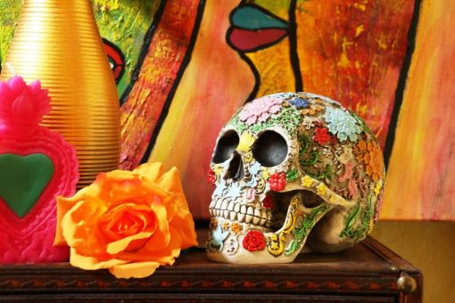 Deko Totenkopf mexikanisch bunt mit Reliefblumen. - Dekoration - Wohnaccessoires - Interior