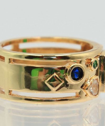 Seitliche Ansicht des Ring goldfarben grün Zirkonia mit kleinen blauen Steinen
