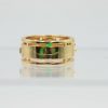 Filigraner Ring goldfarben grün mit Zirkonia Steinen in der Rückansicht