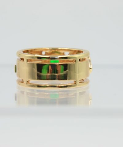 Filigraner Ring goldfarben grün mit Zirkonia Steinen in der Rückansicht
