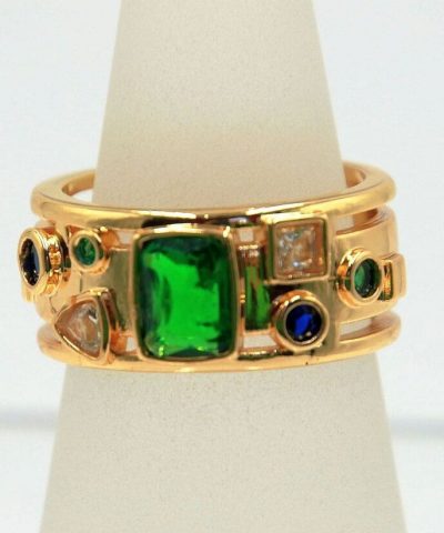 Nahaufnahme von der Frontseite Ring goldfarben grün Zirkonia