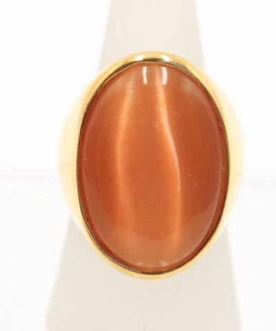 Ring goldfarben aus Edelstahl mit apricot Stein in Frontansicht 2
