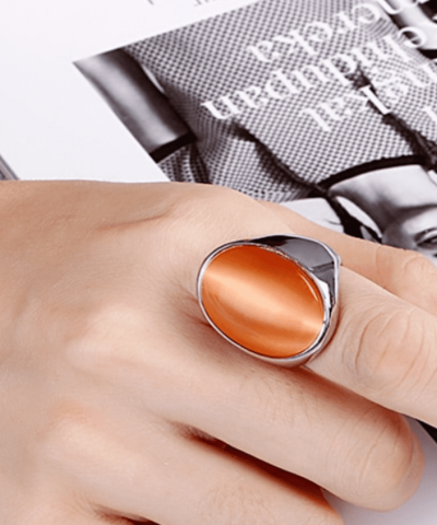 Ring goldfarben aus Edelstahl mit apricot Stein am Finger 8