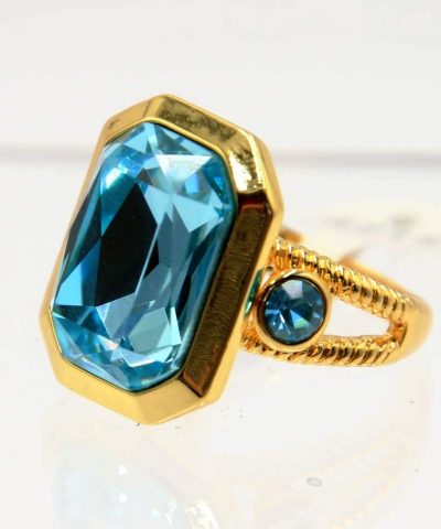 Ring goldfarben mit hellblauen Glasstein Seitenansicht 2