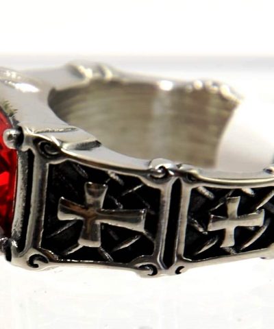 Ring in schwarz-silberfarben Edelstahl mit rotem Glasstein in Seitenansicht 3