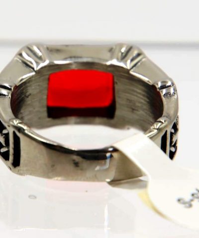 Ring in schwarz-silberfarben Edelstahl mit rotem Glasstein in Rückansicht 4