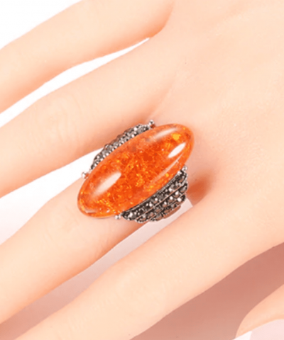 Ring silberfarben mit orangefarbenen ovalen Stein am Finger 4