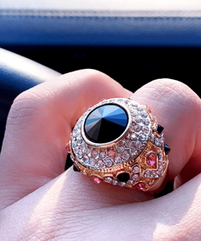 Ring goldfarben schwarzer Stein mit kleinen bunten Strasssteinen an der Hand 6
