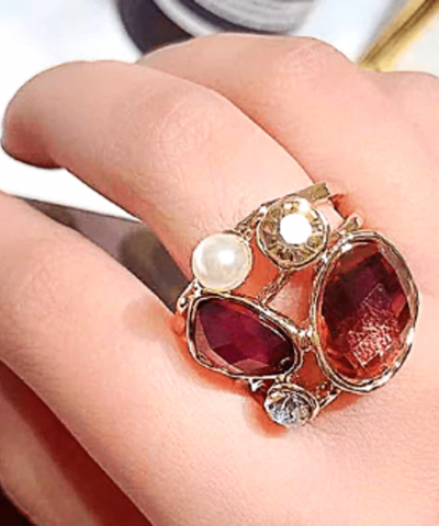 Ring in goldfarben mit bunten Glassteinen an der Hand 11
