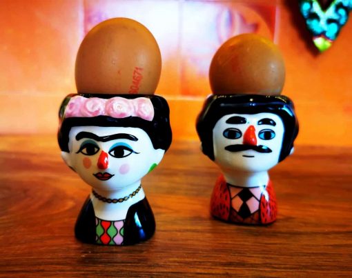 Carlso und Marisol Keramik Eierbecher bunt in der Deko.