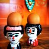 Bunte Eierbecher aus Keramik Carlos und Marisol.