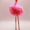 Stehfigur Flamingo aus Federn Frontalansicht
