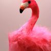 Dekorativer Flamingo mit pink Federn und kleiner Krone