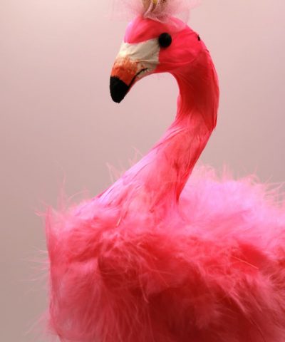 Dekorativer Flamingo mit pink Federn und kleiner Krone