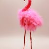 Pink Flamingo mit Federn und Krone von hinten