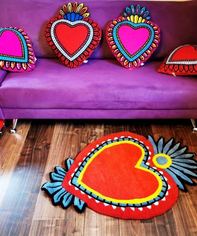 Herz Kissen in Pink und Rot auf Couch mit Herz Teppich rot.
