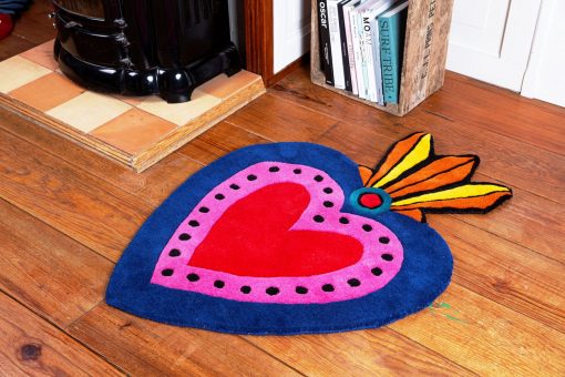 Teppich in Herz Form pink, rot und blau dekoriert.