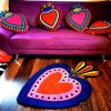 Teppich Herz in pink rot blau mit Sofa und Herz Kissen.