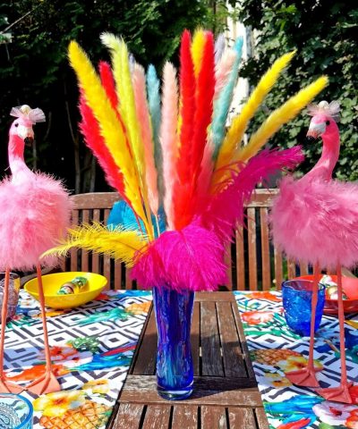 Geschirr Tischläufer Tropical dekoriert mit Vase und Flamingos.