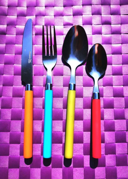 Geschirr Besteck Set bunt silber 3 auf lila Platzset