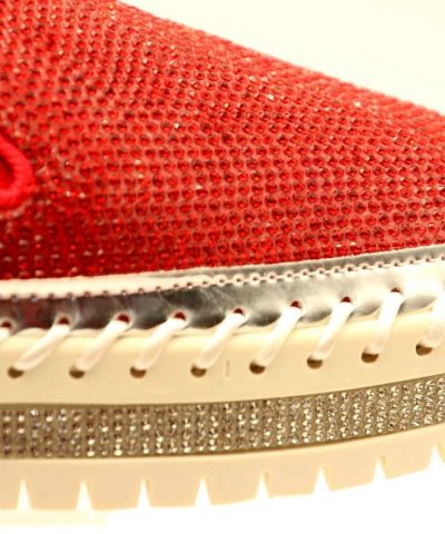 Schuhe Loafer Rot Strass mit Strassapplikationen aus der Nähe betrachtet.