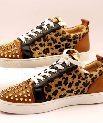 Schuhe Sneaker Leo Nieten im Paar seitlich gezeigt.