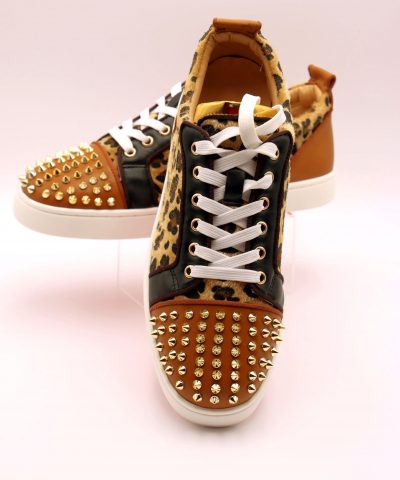 Schuhe Sneaker Leo Nieten im Paar vorne