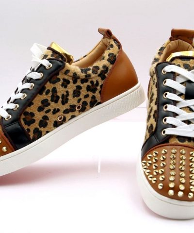 Schuhe Sneaker Leo Nieten im Paar von vorne gezeigt.