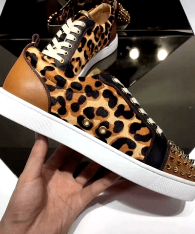 Schuhe Sneaker Leo Nieten in der Deko seitlich gezeigt.