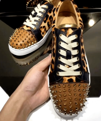 Schuhe Sneaker Leo Nieten in der Deko vorn.